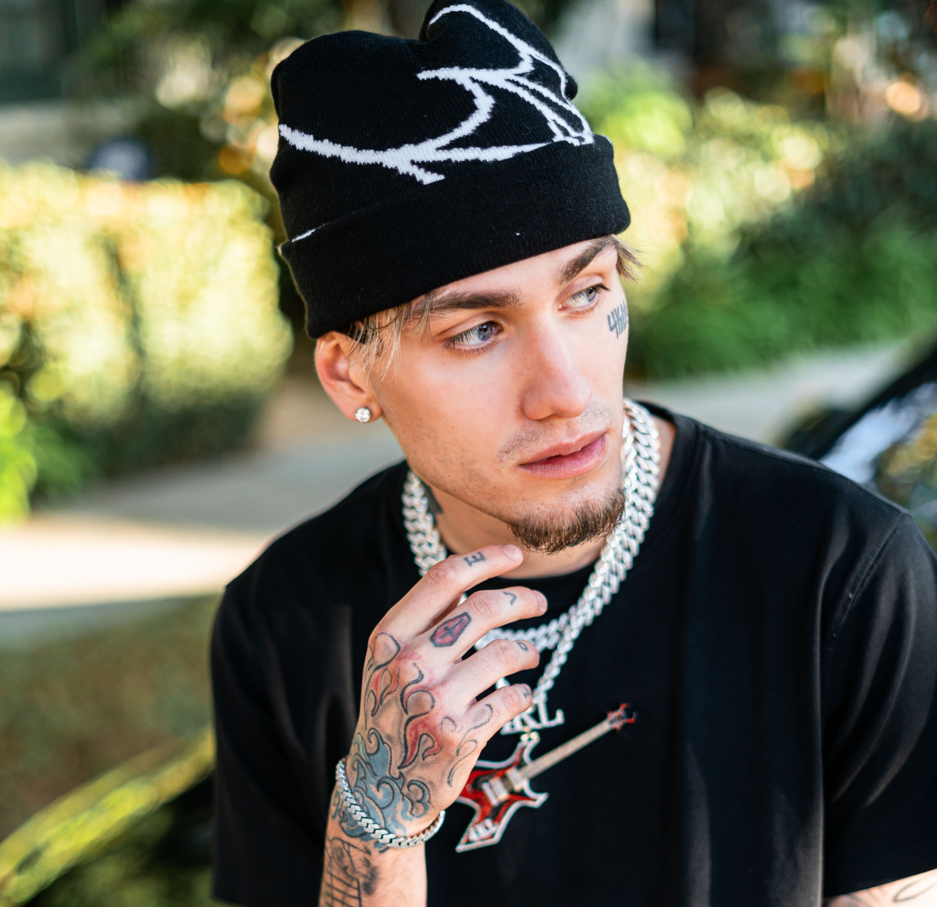 image of 4kl grabbing his chain